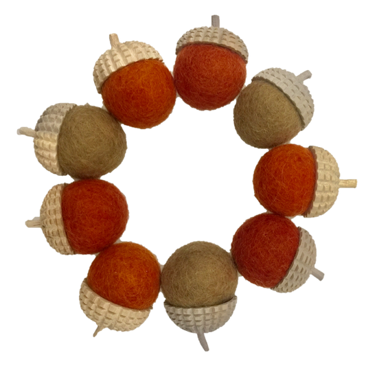 Set van 9 natuurlijke eikels in herfstkleuren, perfect voor herfstdecoratie of DIY knutselprojecten. Natural Acorns/9pc in vilten uitvoering.
