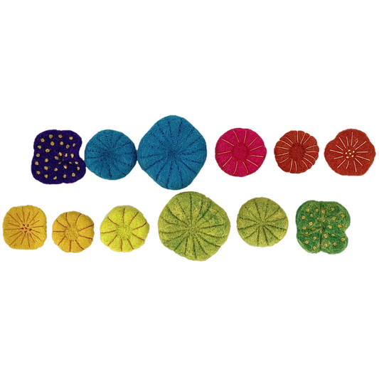 Fish Beds 4 sets/12pc in kleurrijke vilten bloemenvormen, ideaal als decoratieve slaapplaatsen voor aquariums of terraria.