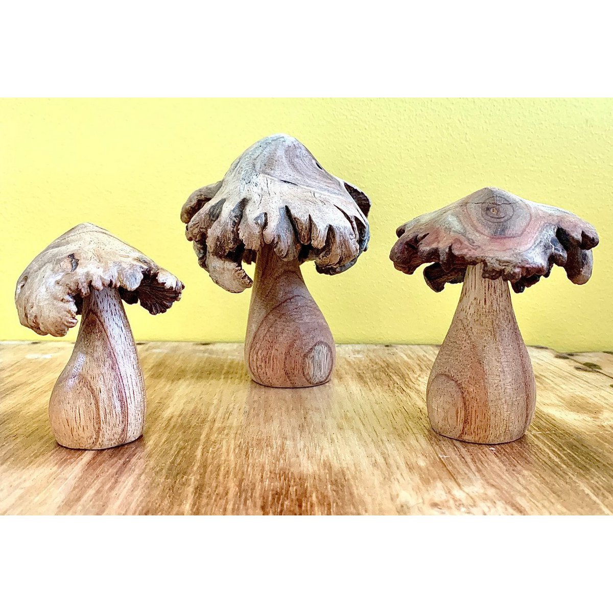 Set van 3 handgesneden Wood Rose Mushrooms met natuurlijke houtnerf, perfect als decoratief woonaccessoire of cadeau.