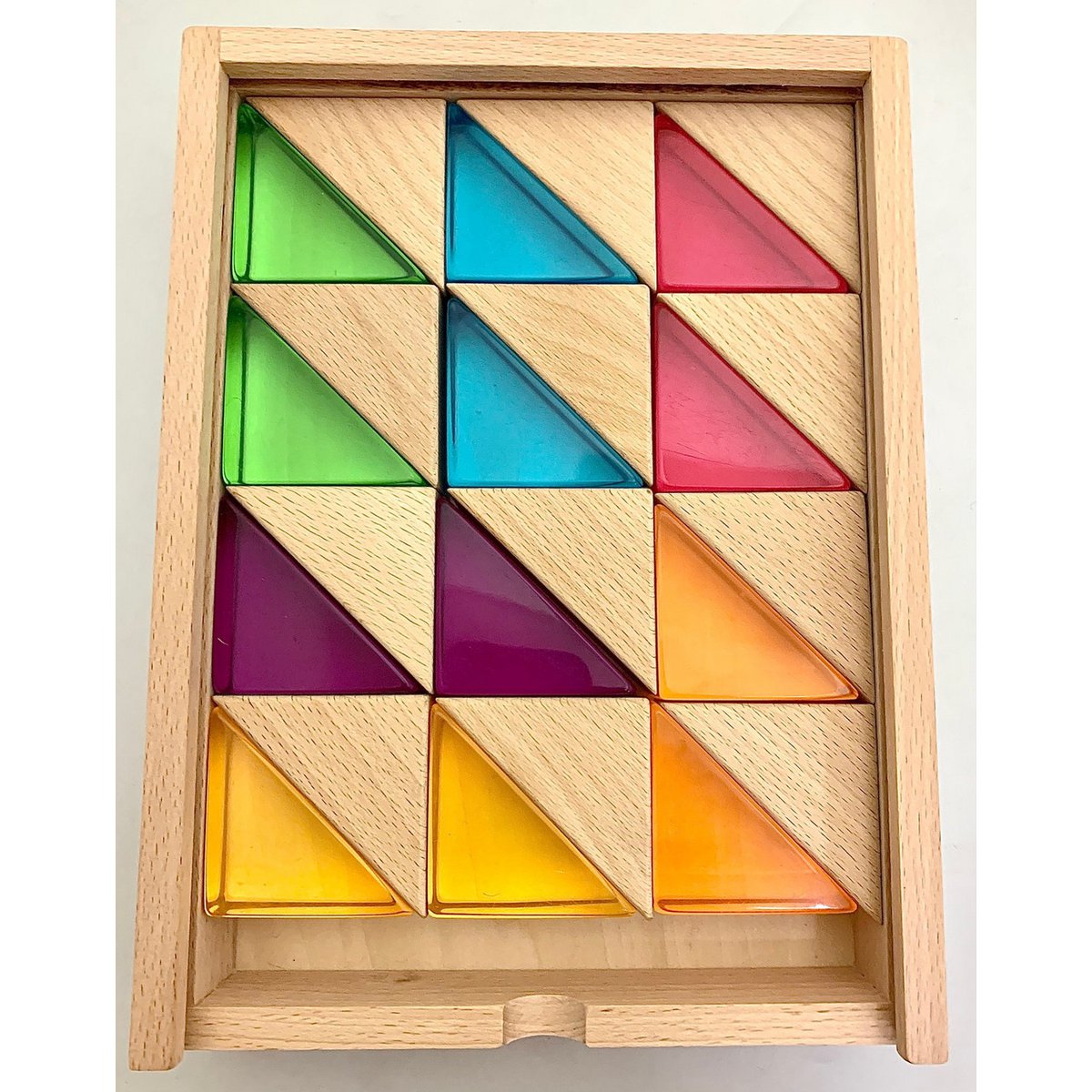 Houten en lucite driehoekenset Wood+Lucite Large Triangles/24 in houten opbergdoos, ideaal voor educatief speelgoed en sensorisch spel.