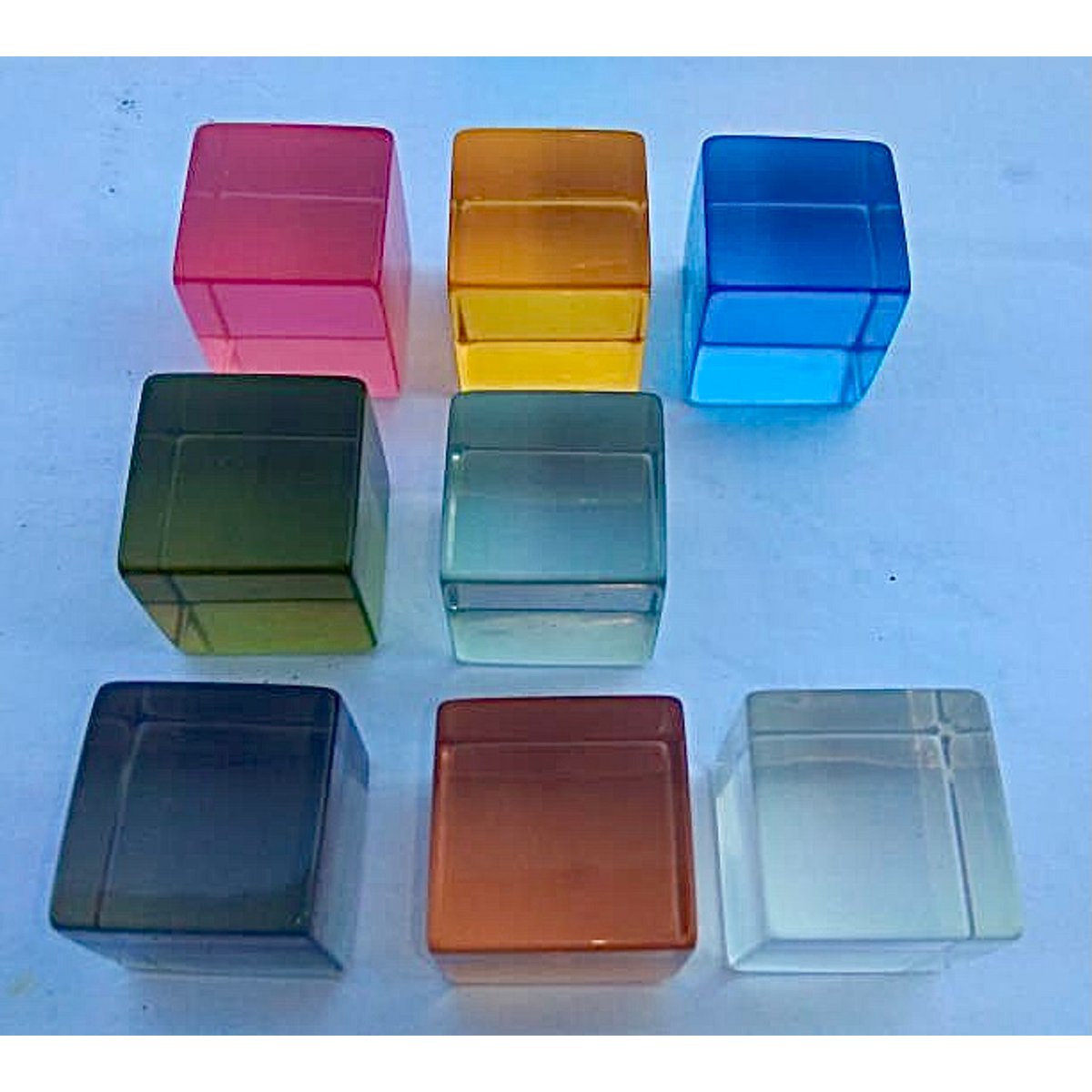 Zeven Earth Lucites/40pc blokken in diverse aardetinten op witte achtergrond, perfect voor open-ended spel en kleurherkenning.