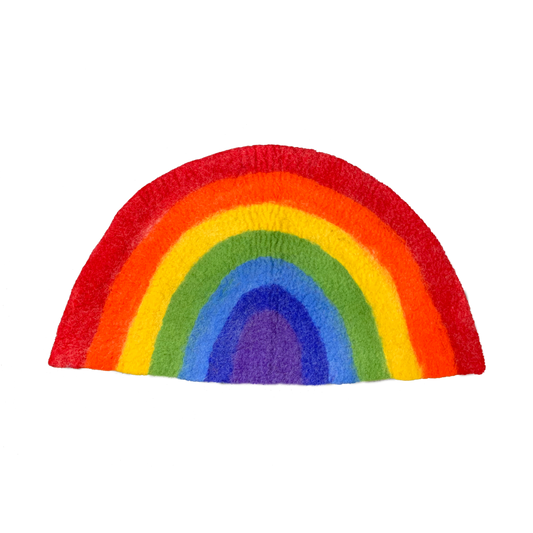 Half Moon Rainbow Mat in halve cirkelvorm met levendige regenboogkleuren, ideaal als kinderkamerdecoratie of speelse deurmat.