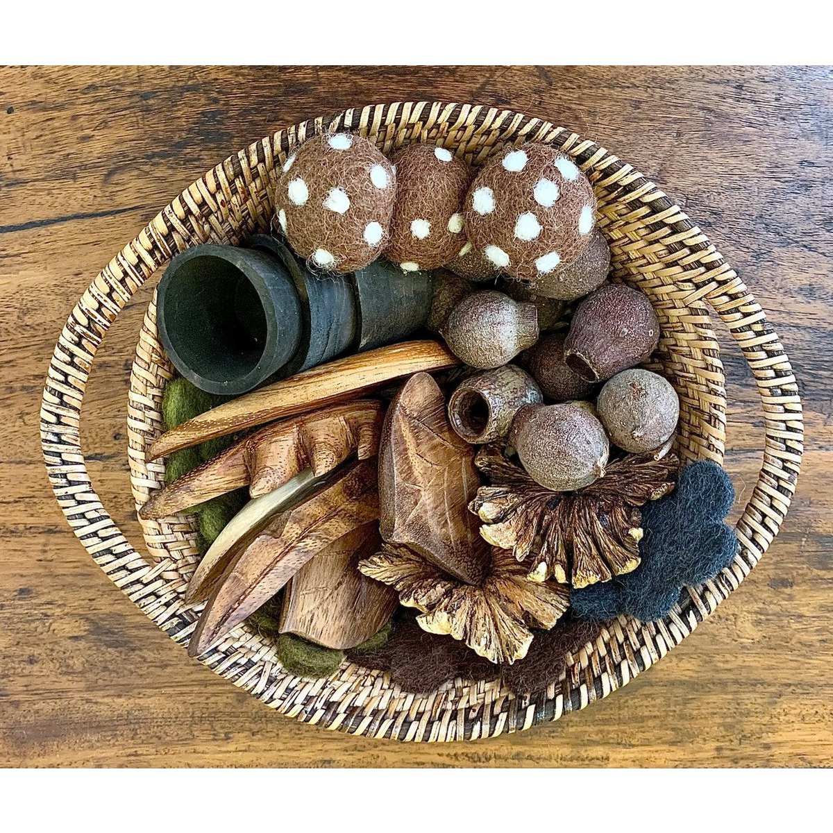 Gevulde Nature Loose Parts Basket/35pc met natuurlijke materialen zoals hout, vilt en zaden. Perfect voor open-ended spel en educatief gebruik.