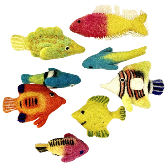 Set van 8 kleurrijke vilten tropische vissen, handgemaakt voor decoratie of speelgoed. Tropical Fish/8pc perfect voor kinderkamers of aquatische thema's.